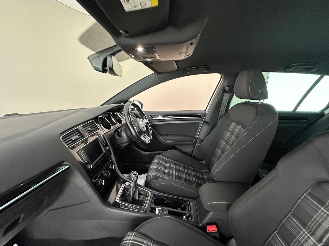 Volkswagen Golf DT66RVJ
