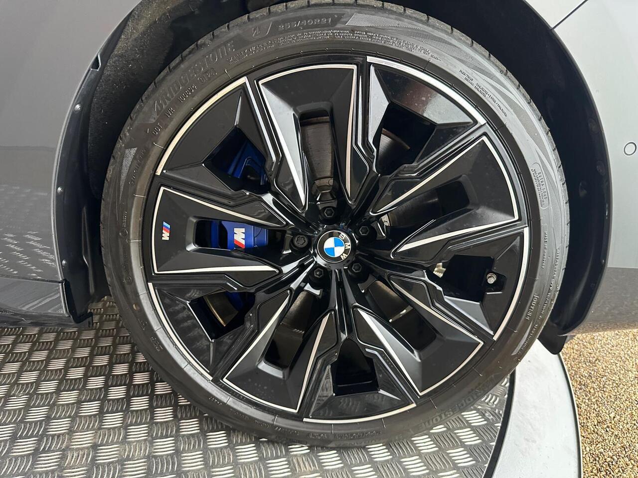 BMW i7 YF73FKE