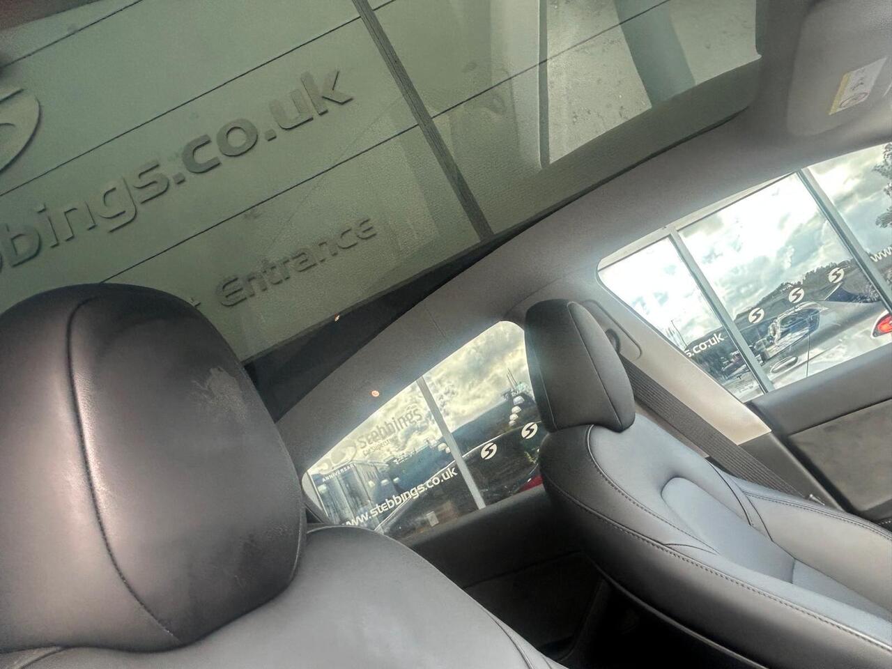 Tesla Model Y NJ73VKD