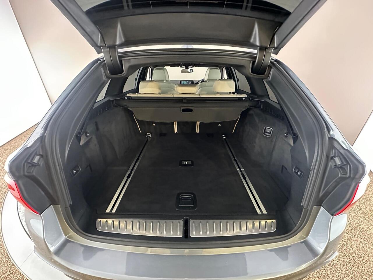 BMW 5 Series YK18JUW