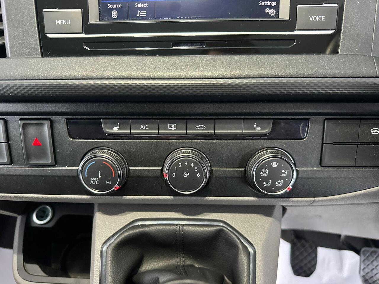 Volkswagen Transporter YR74XZU