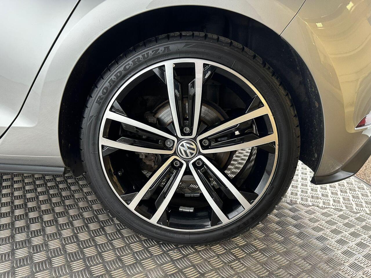 Volkswagen Golf MK69DZY