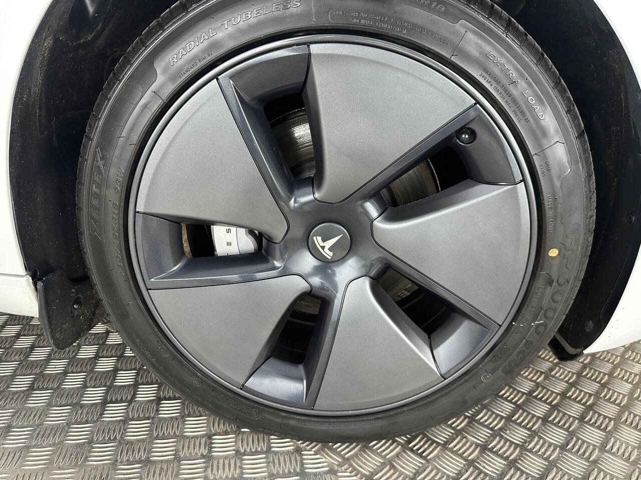 Tesla Model 3 AF72UXZ