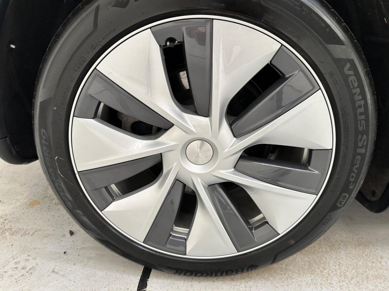 Tesla Model Y AJ22CZU