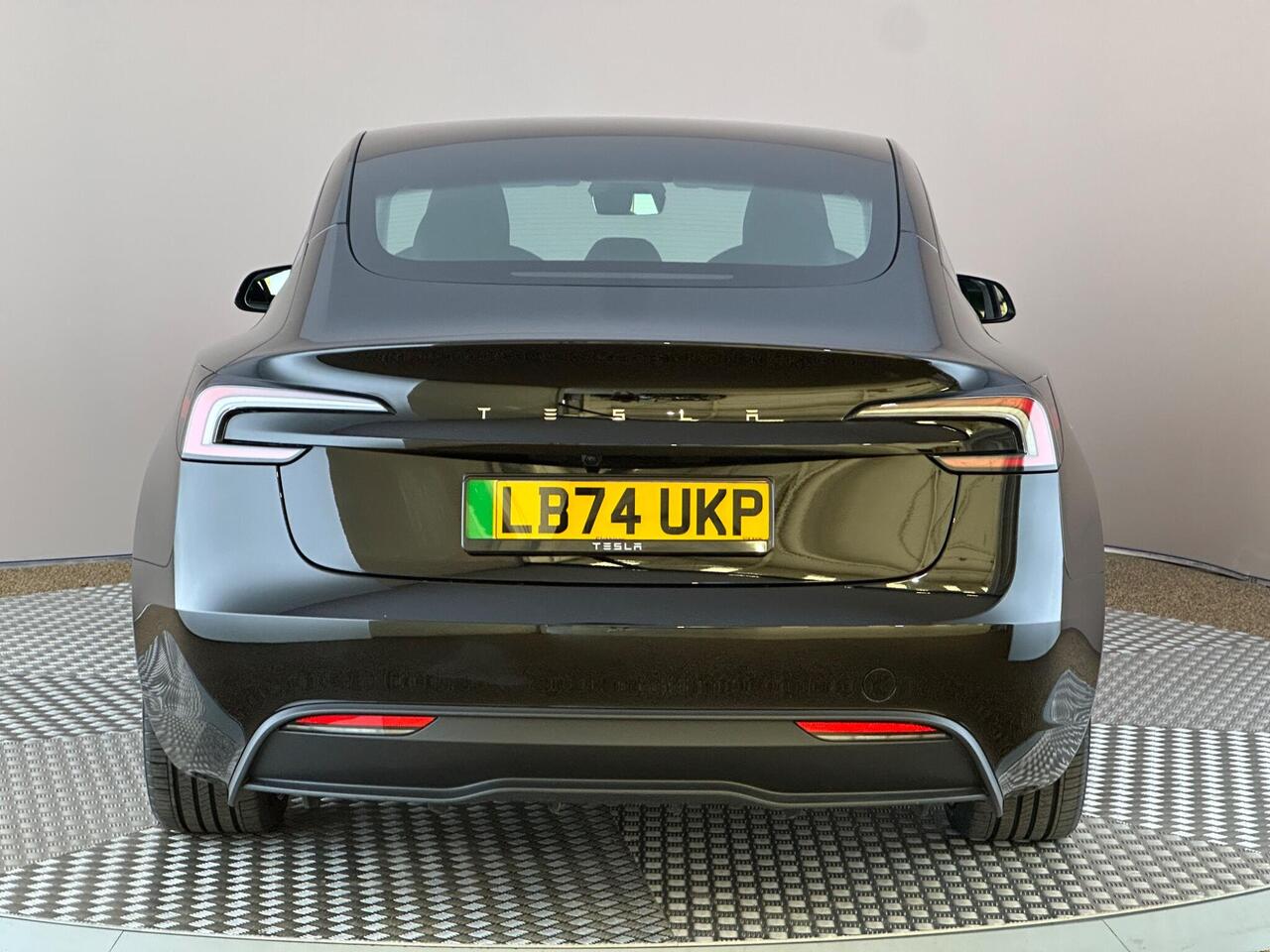 Tesla Model 3 LB74UKP