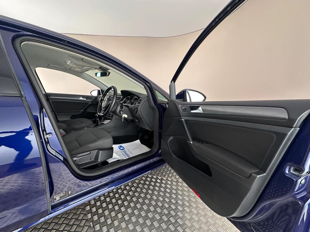 Volkswagen Golf VE69NKS