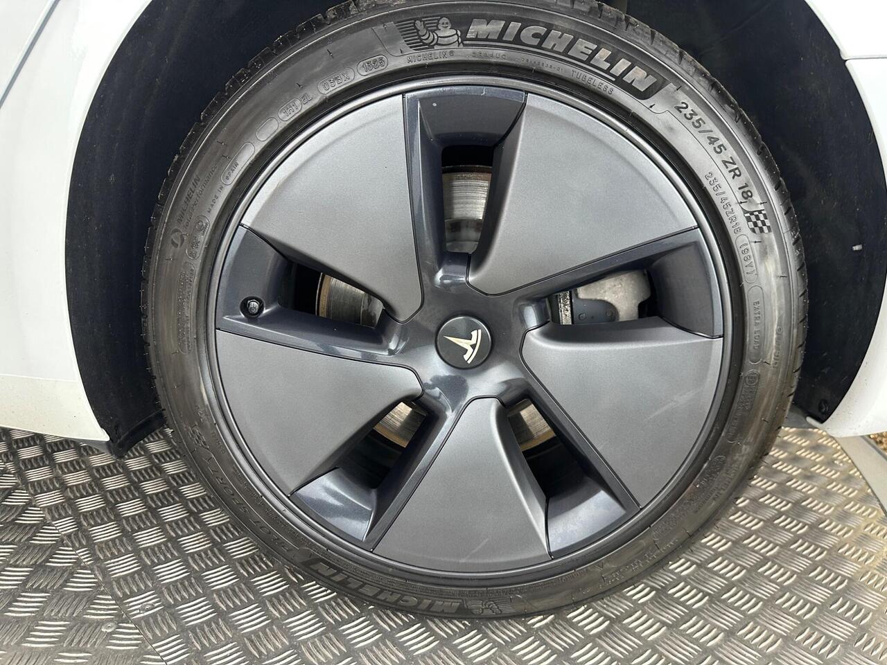 Tesla Model 3 AF72VLG