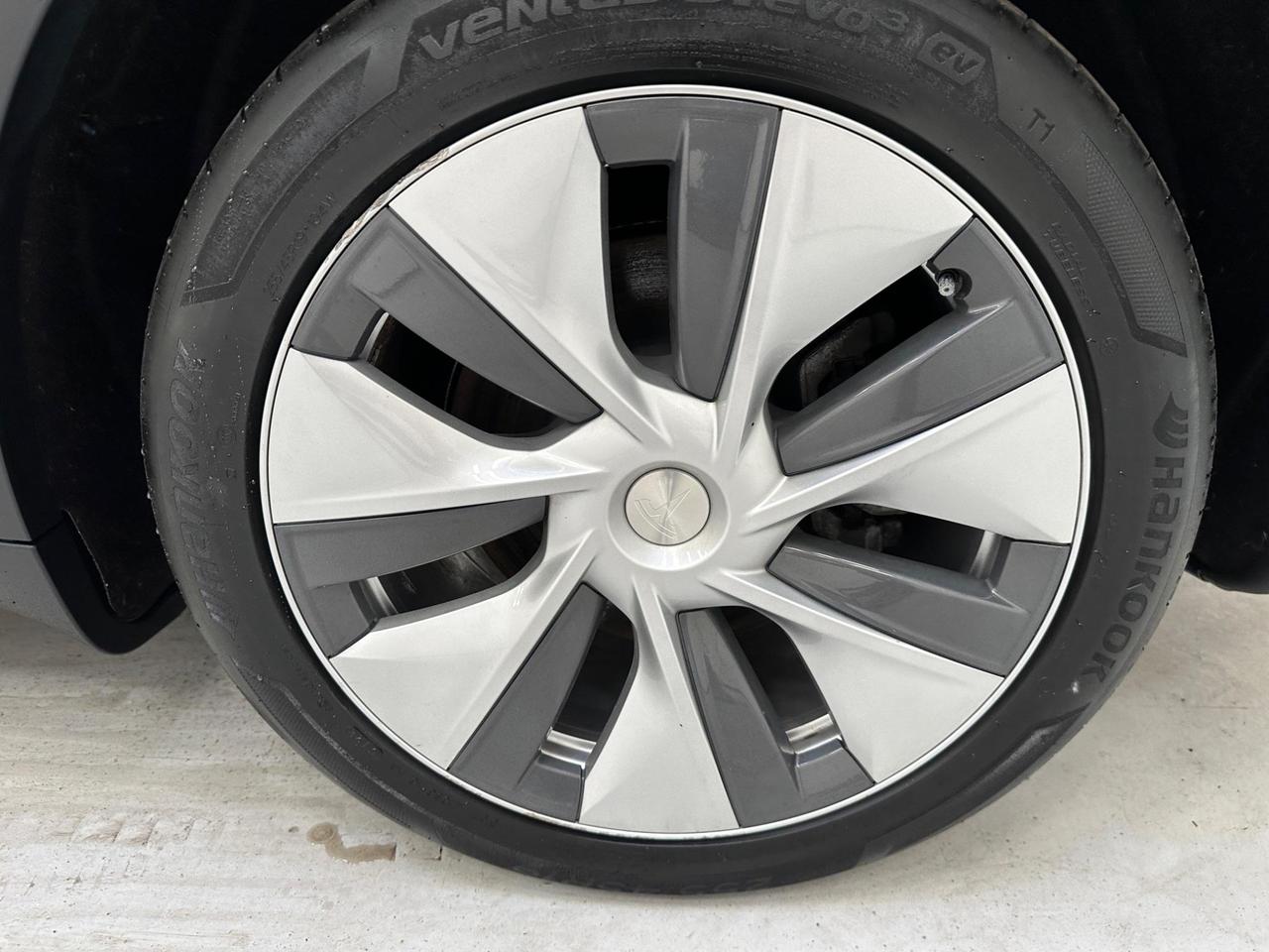 Tesla Model Y GJ23KMV