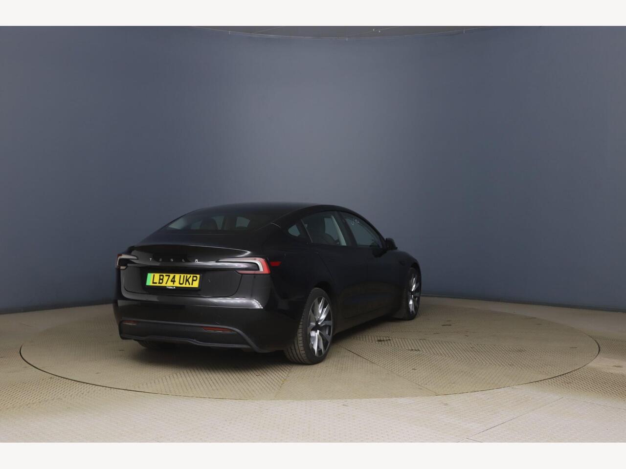Tesla Model 3 LB74UKP