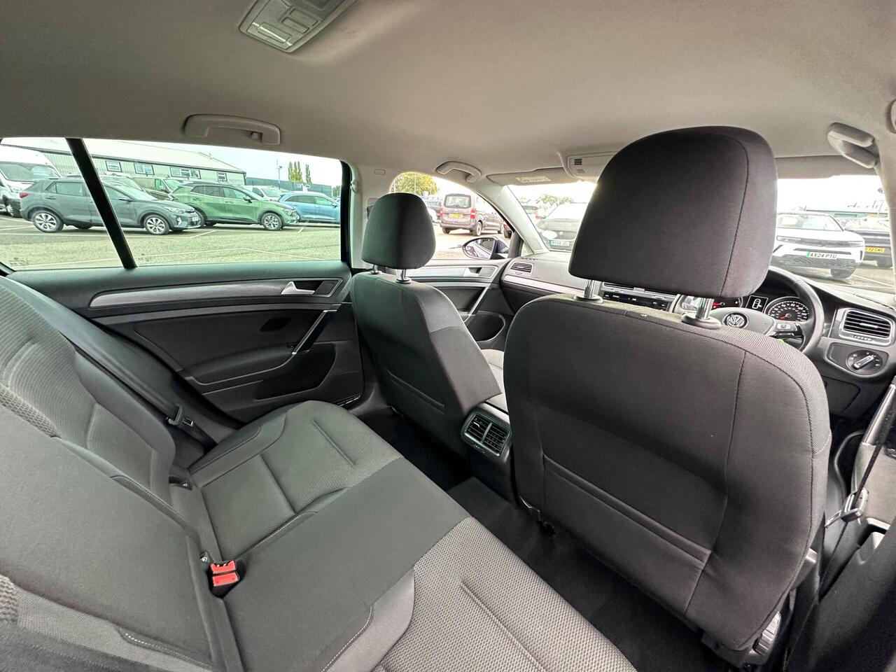 Volkswagen Golf VE69NKS