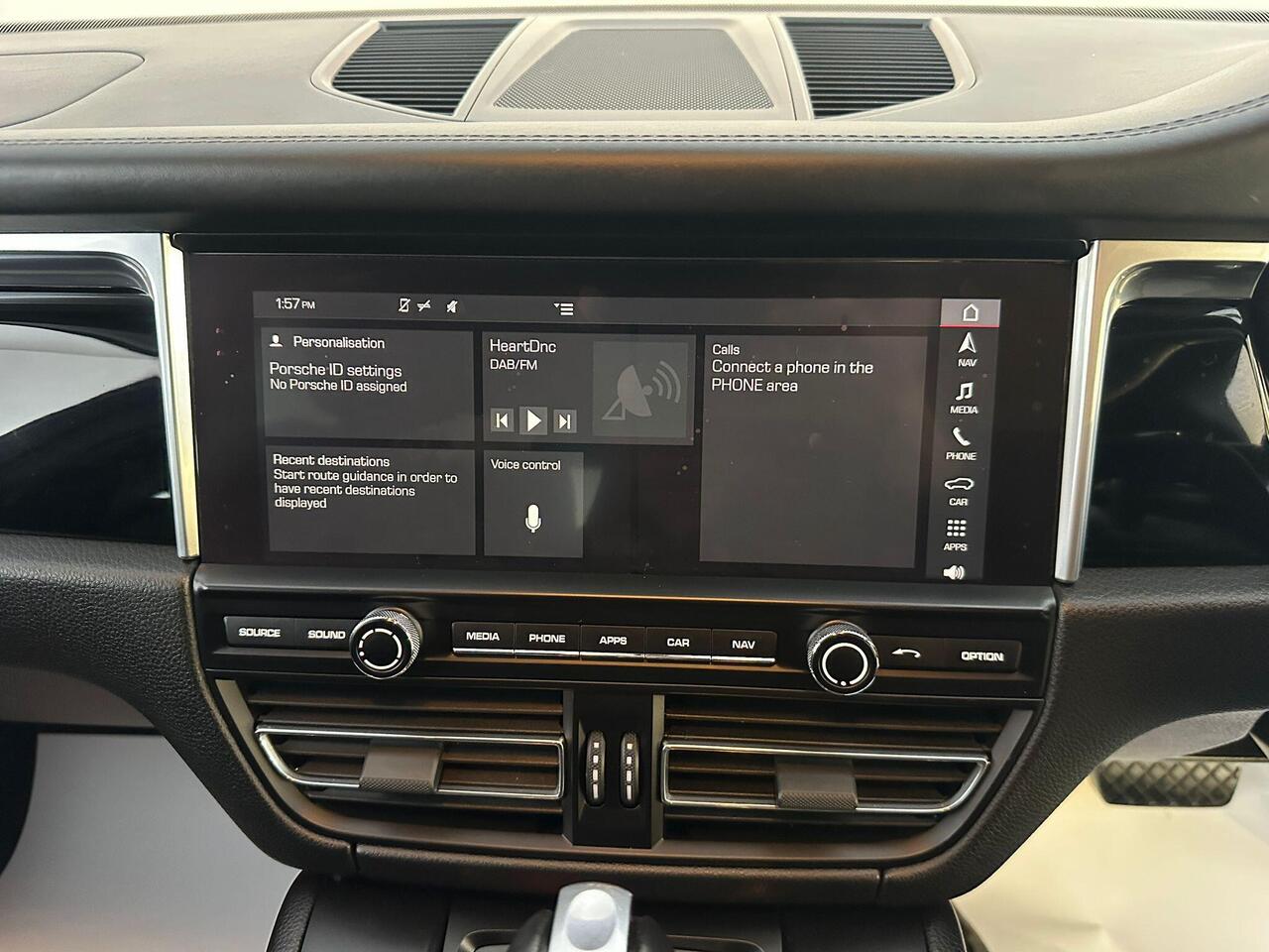 Porsche Macan AJ19VYM
