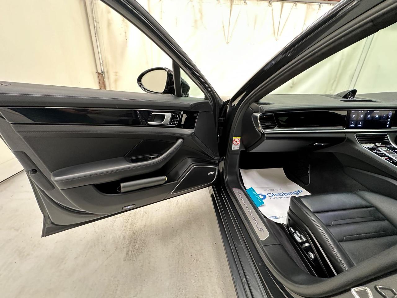 Porsche Panamera LN69UYK