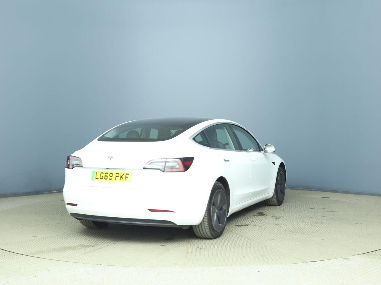 Tesla Model 3 LG69PKF