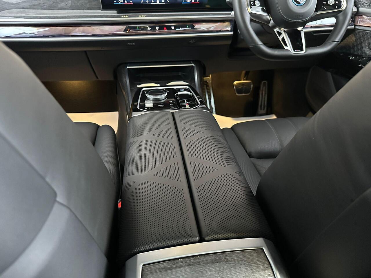 BMW i7 YF73FKE