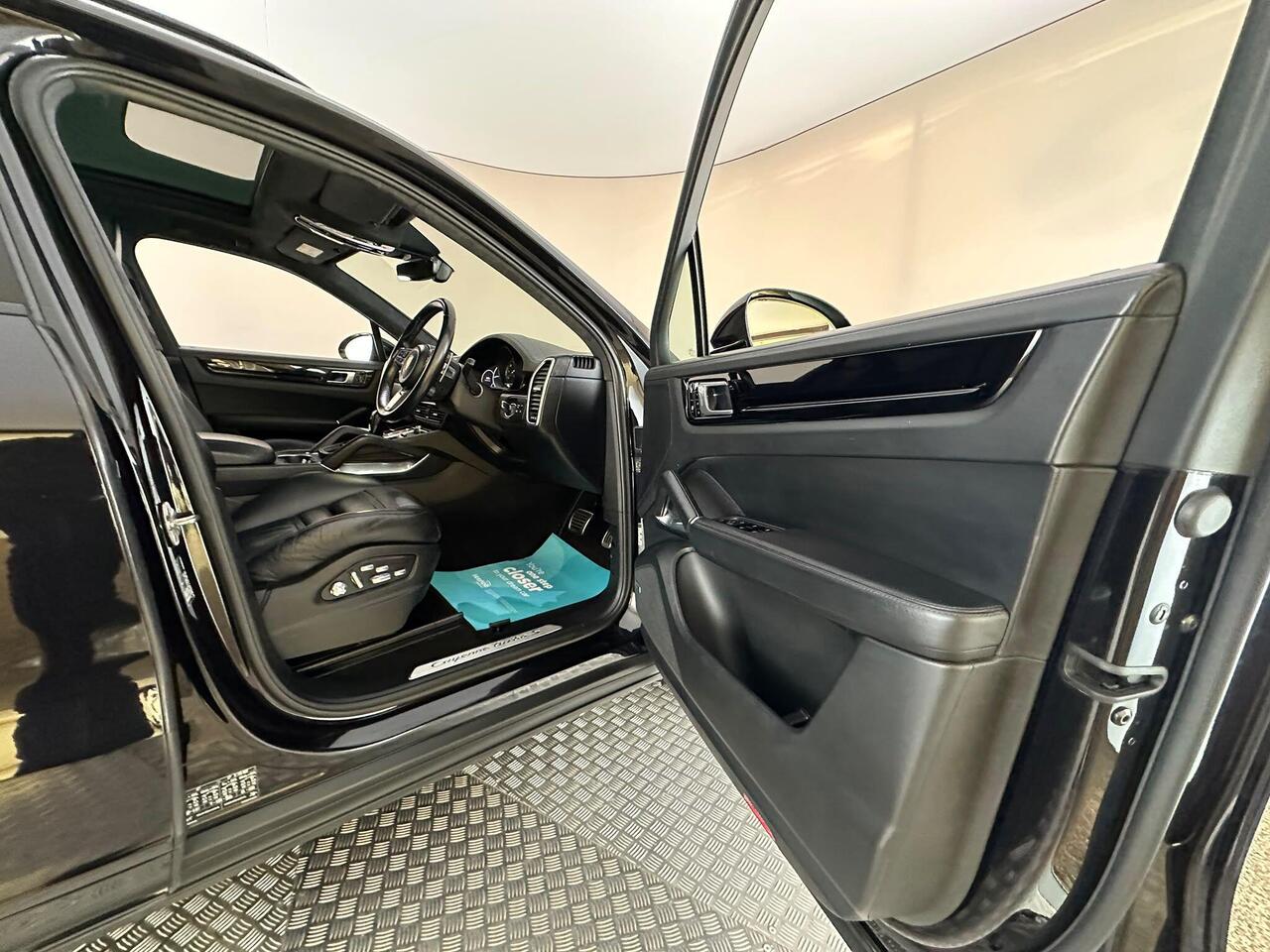 Porsche Cayenne SW69BKY