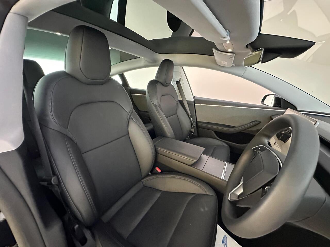 Tesla Model 3 LB74UKP