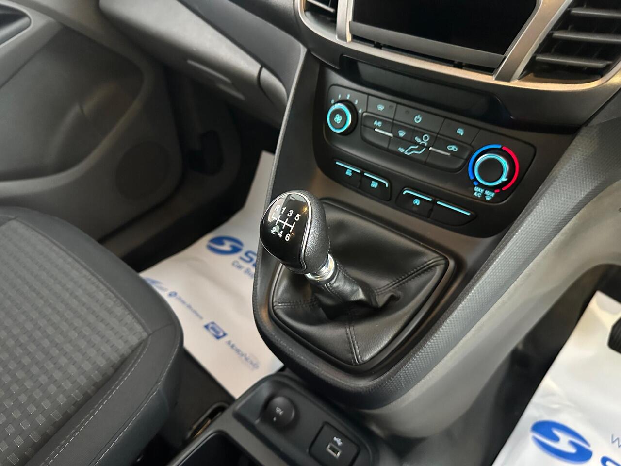Ford Transit Connect YM22UNX