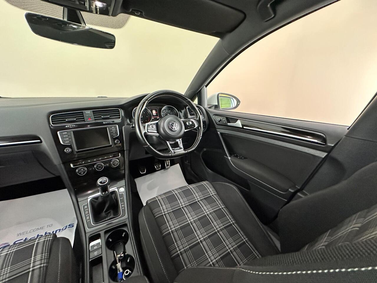 Volkswagen Golf DT66RVJ