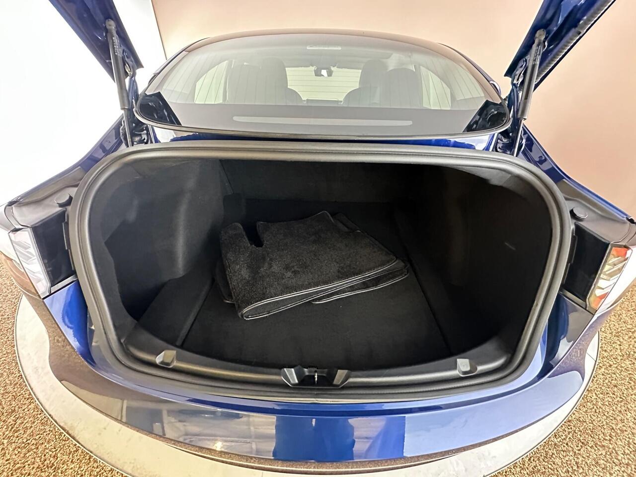 Tesla Model 3 GJ69FKO