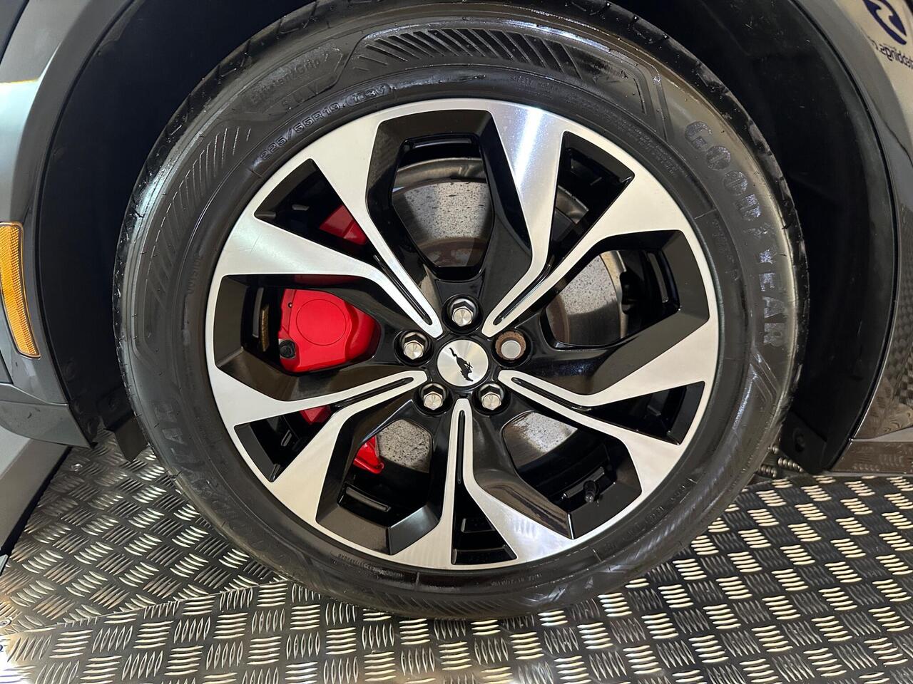 Ford Mustang Mach-E LG71VVO