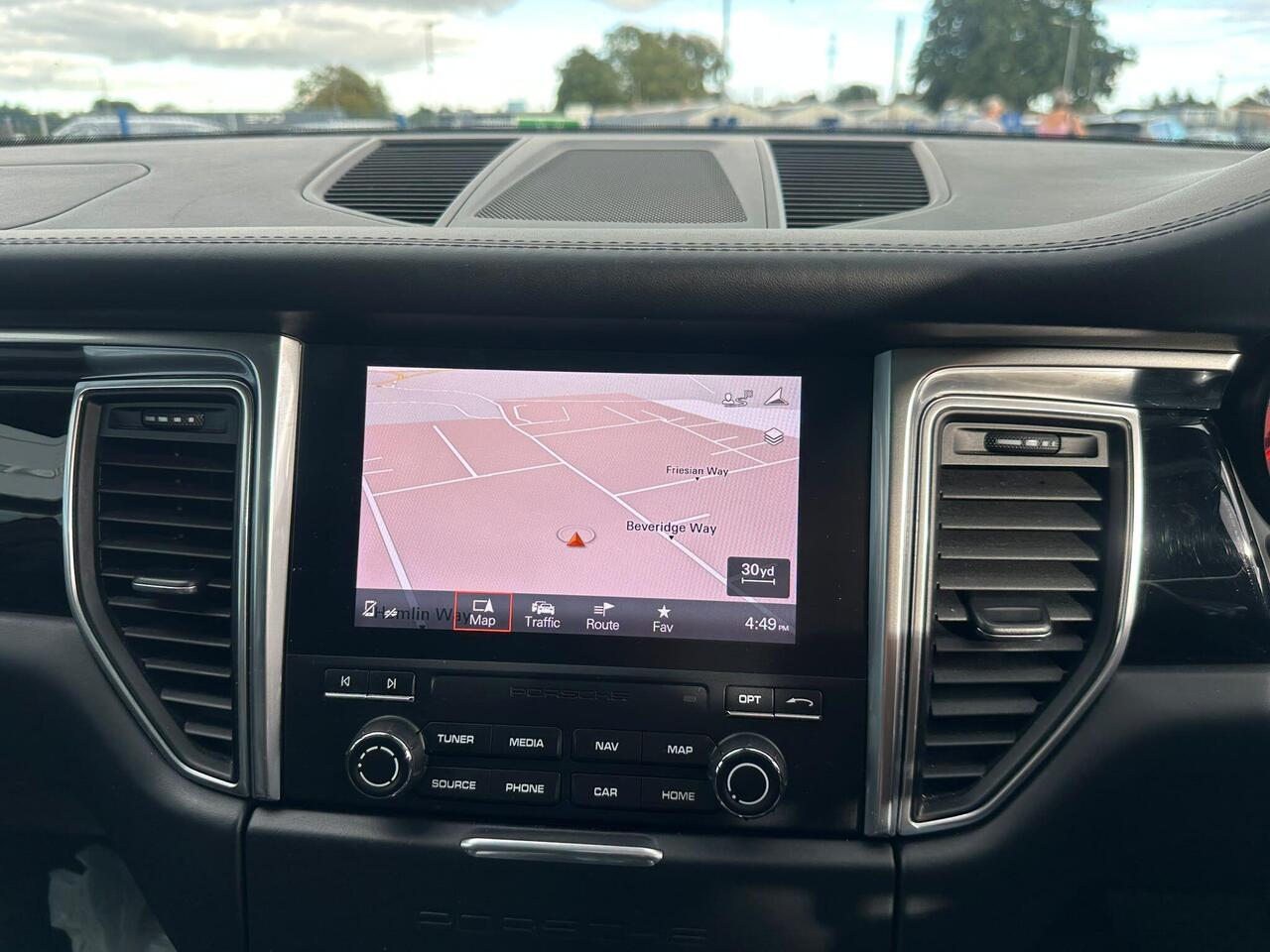 Porsche Macan DA67LYY