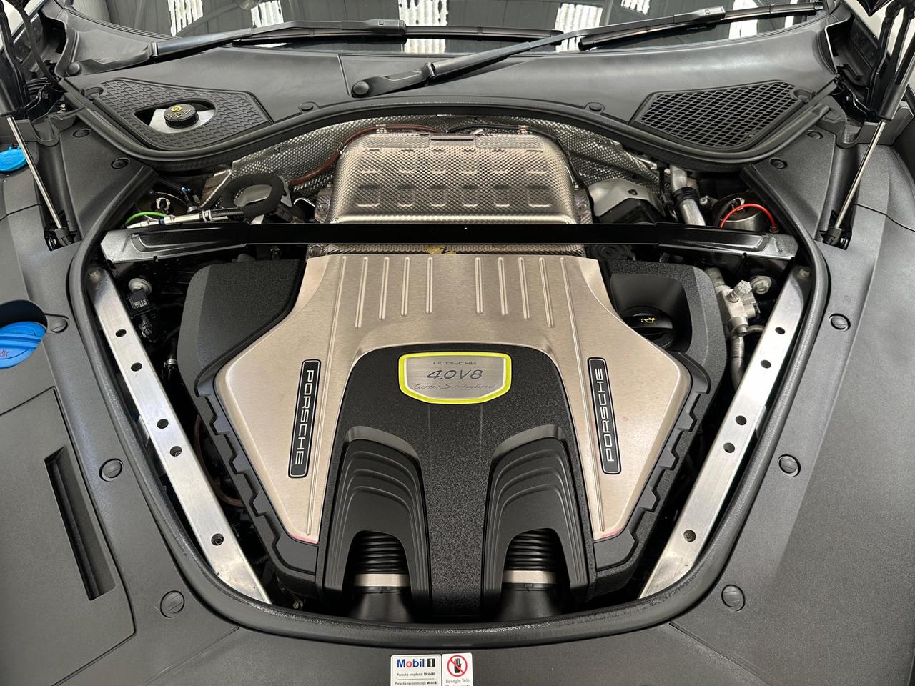 Porsche Panamera LN69UYK