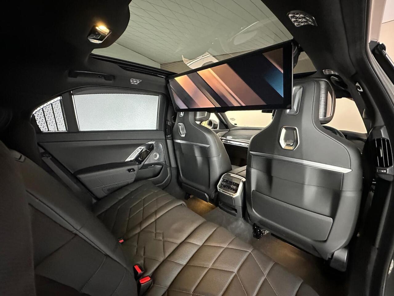 BMW i7 YF73FKE