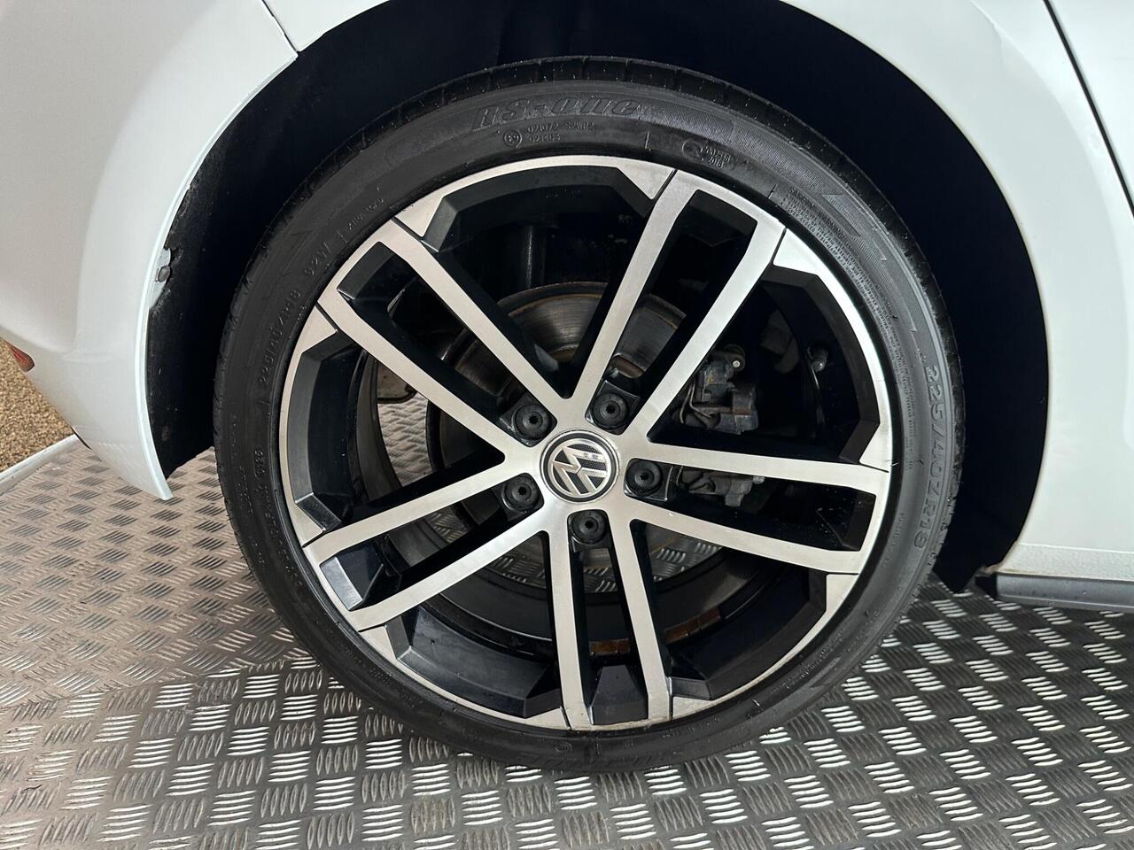 Volkswagen Golf DT66RVJ