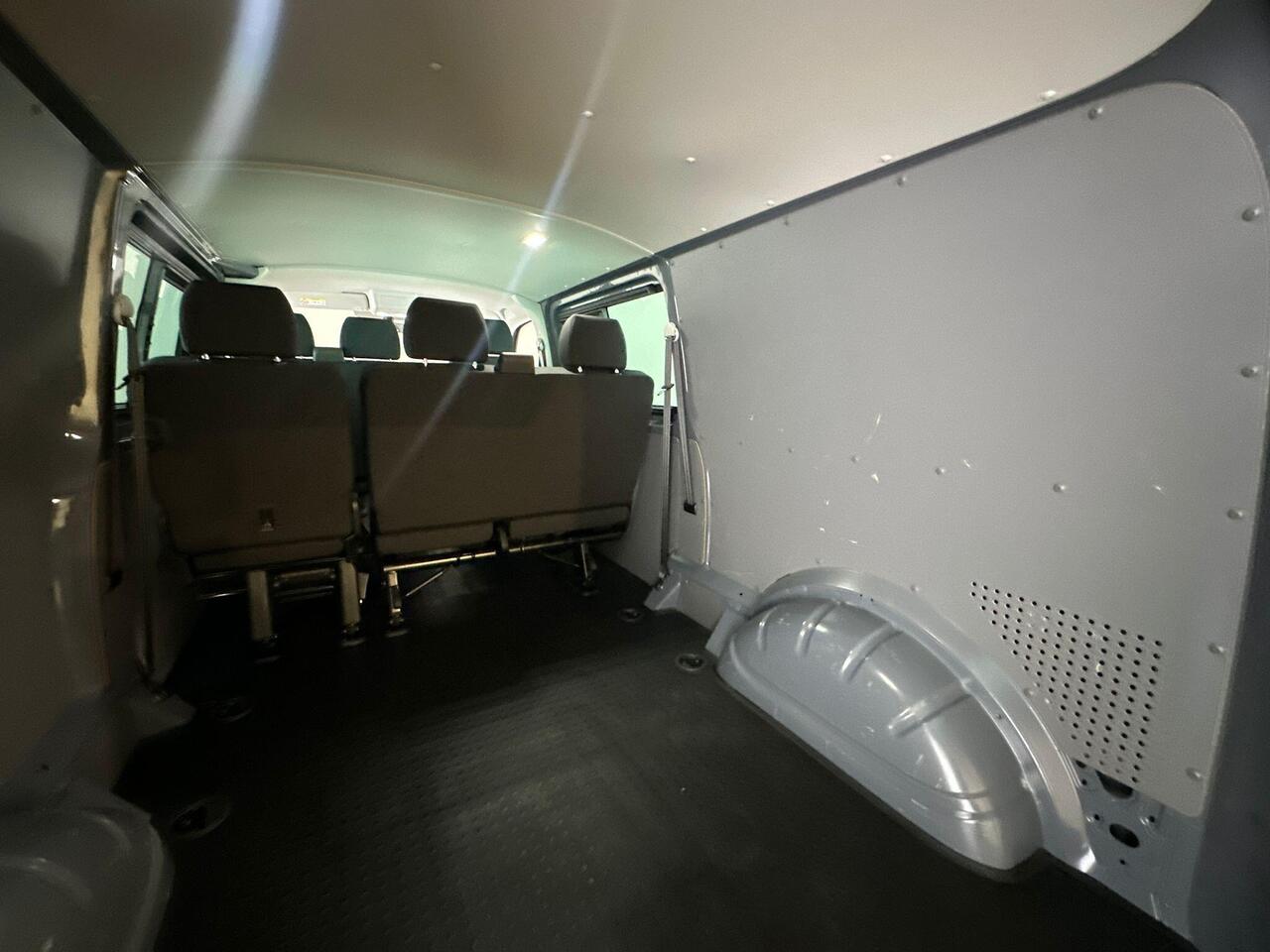 Volkswagen Transporter YR74XZU