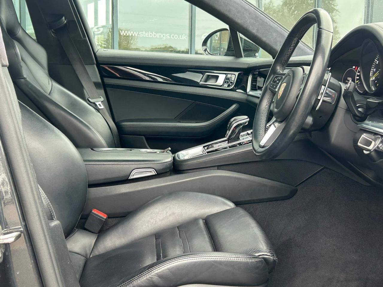 Porsche Panamera LN69UYK