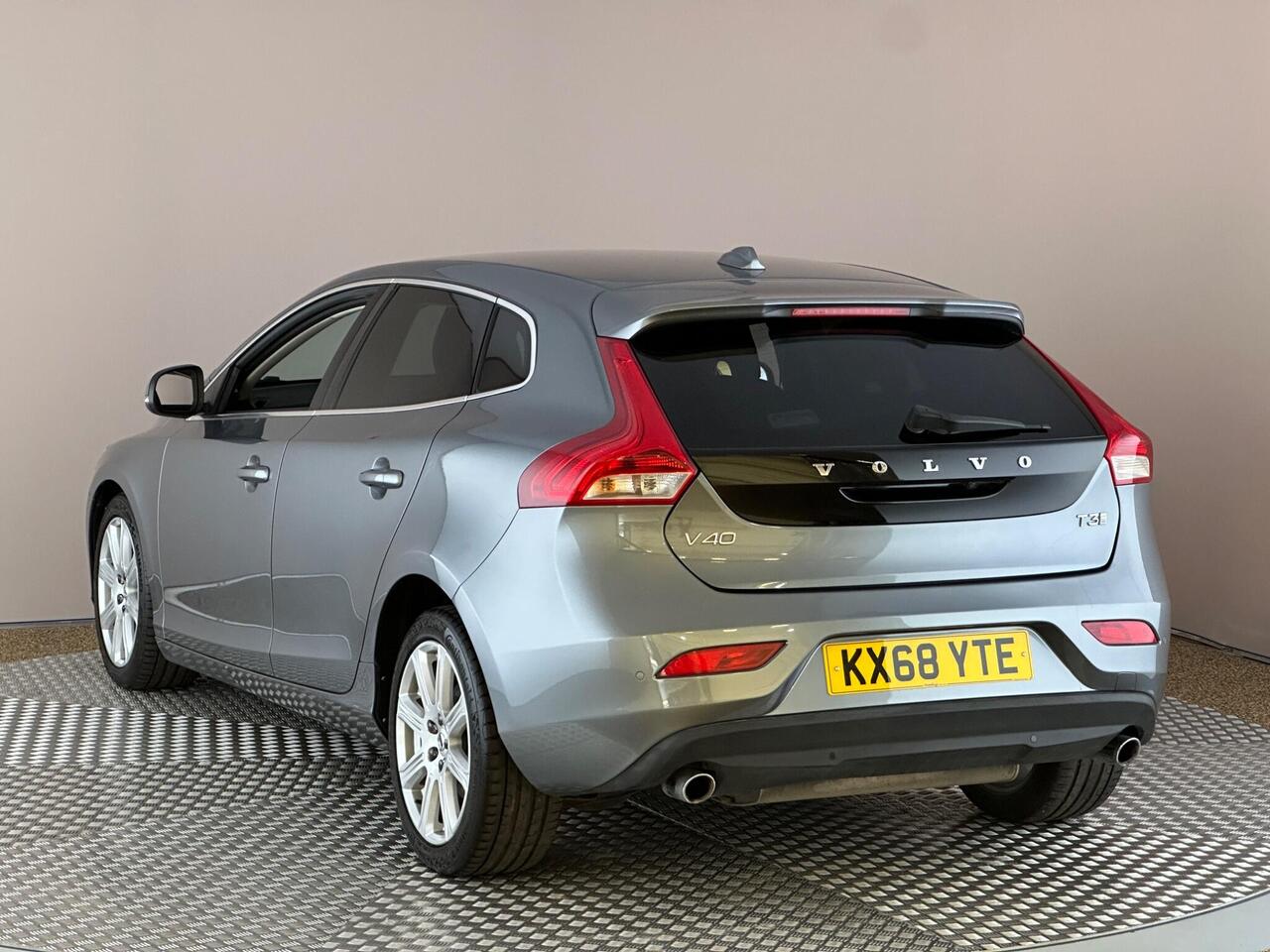 Volvo V40 KX68YTE