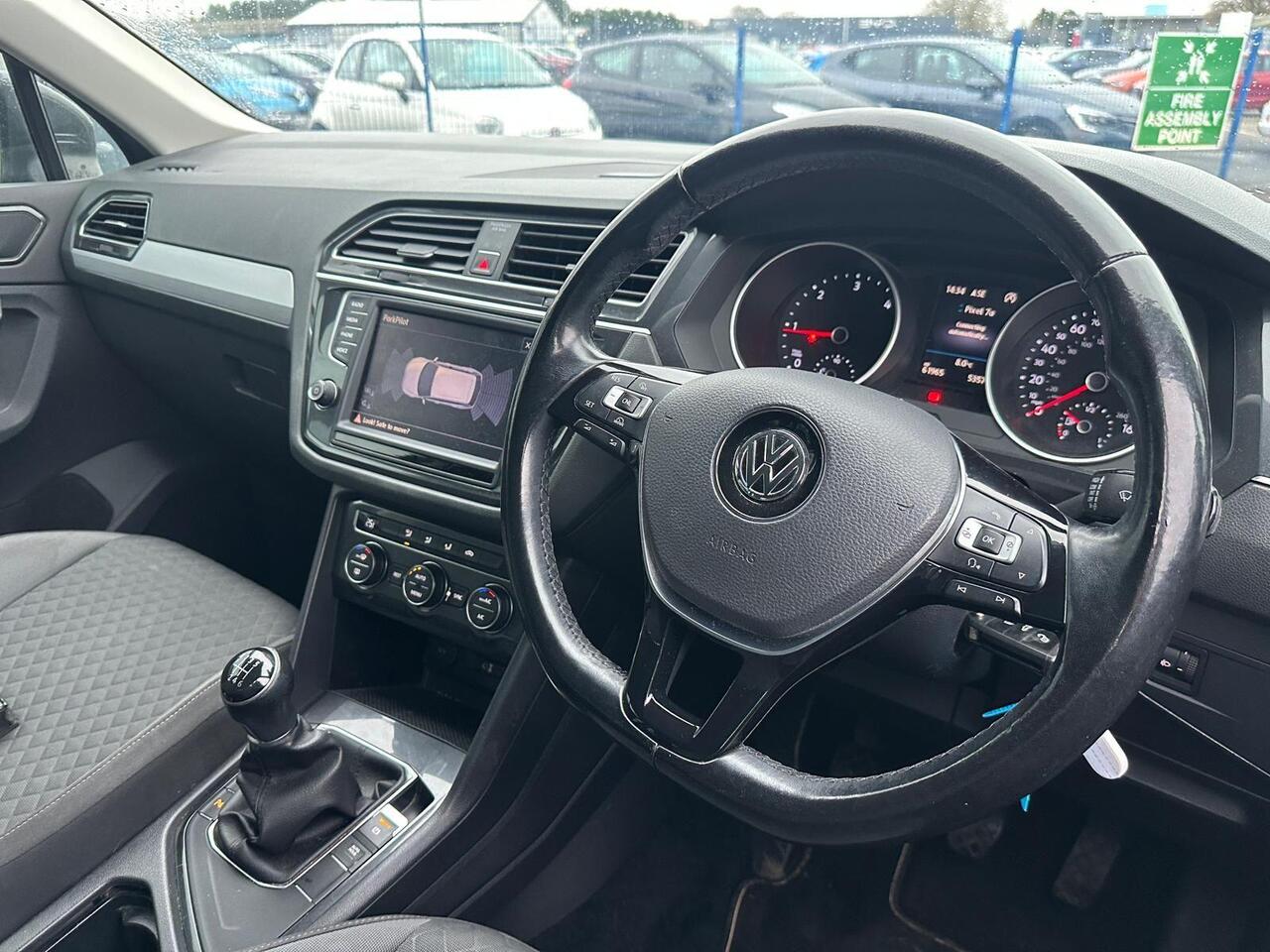Volkswagen Tiguan YK17PJG