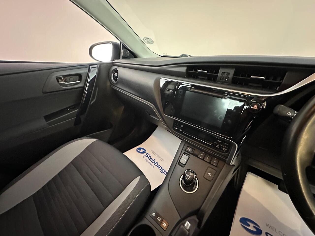 Toyota Auris LX17KXH