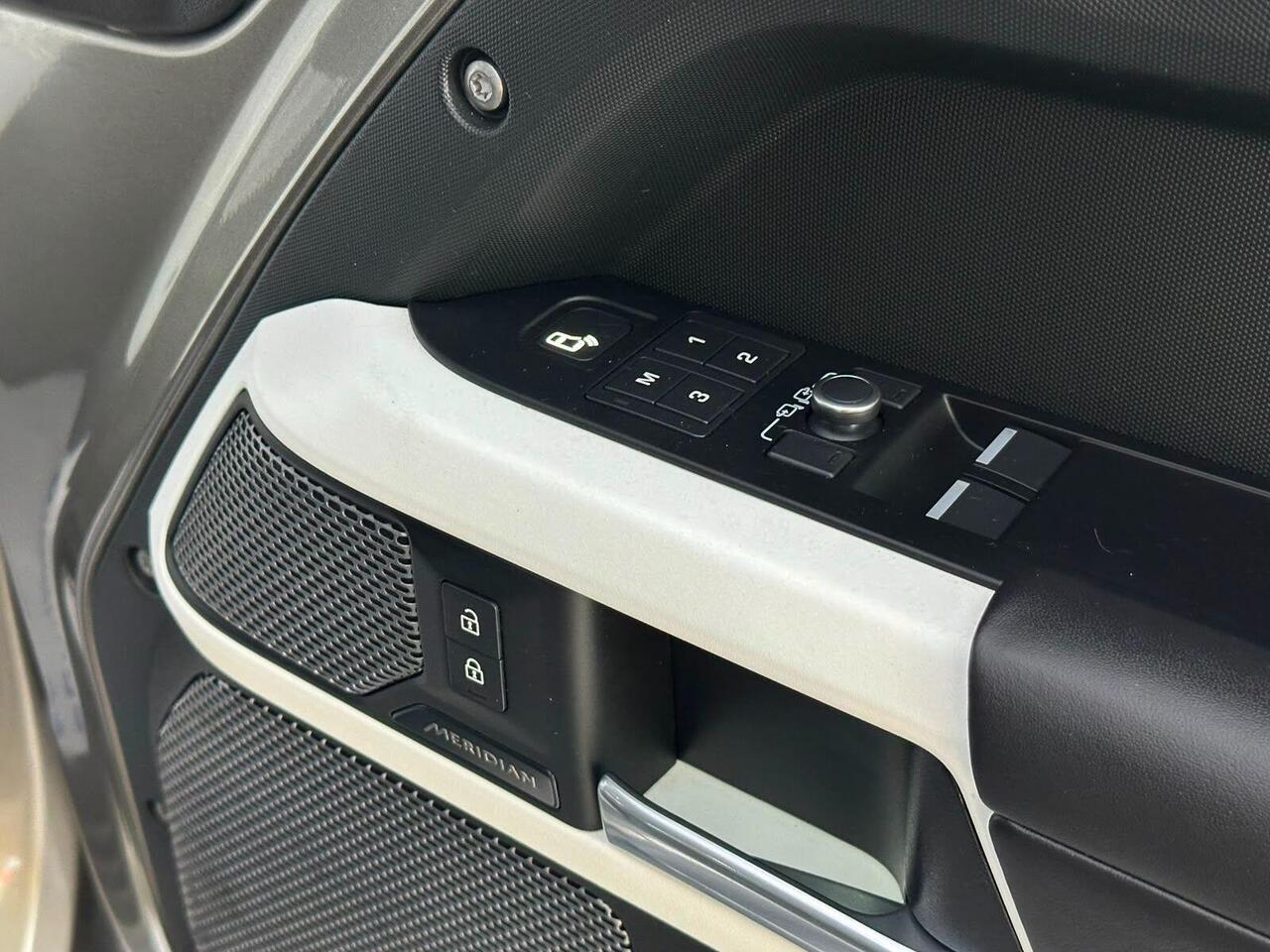 Land Rover Defender 110 FH71KKZ