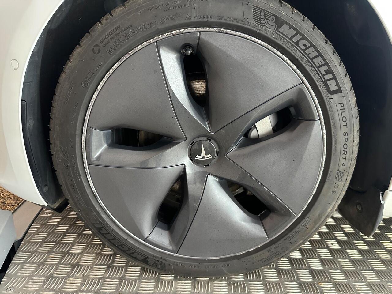 Tesla Model 3 AF72VVL