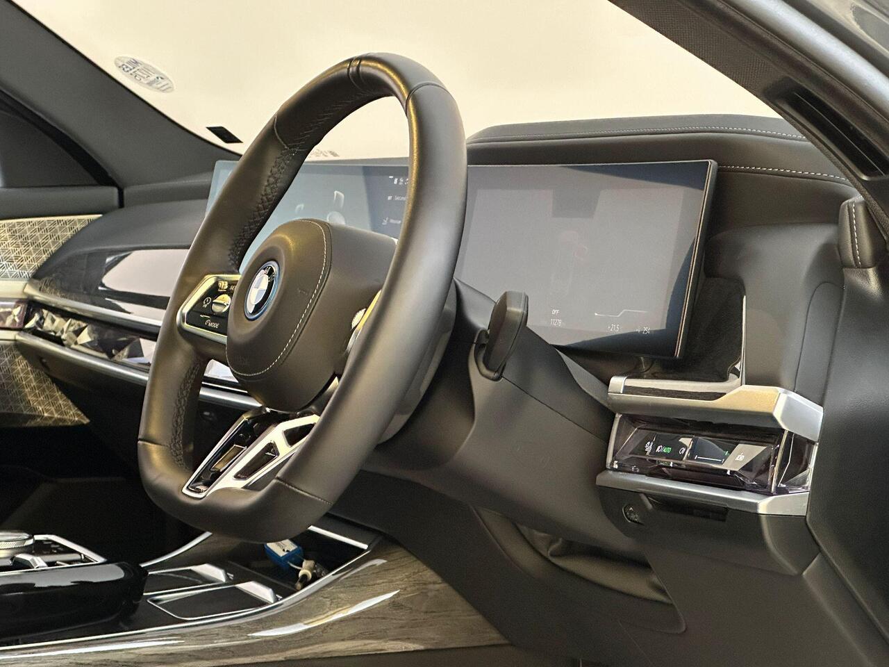 BMW i7 YF73FKE