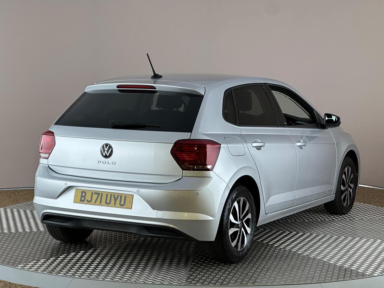 Volkswagen Polo BJ71UYU