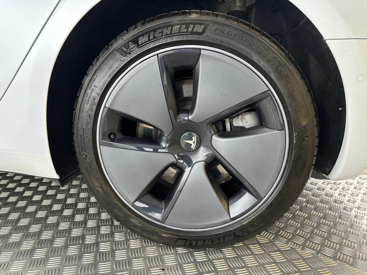 Tesla Model 3 AF72VOA