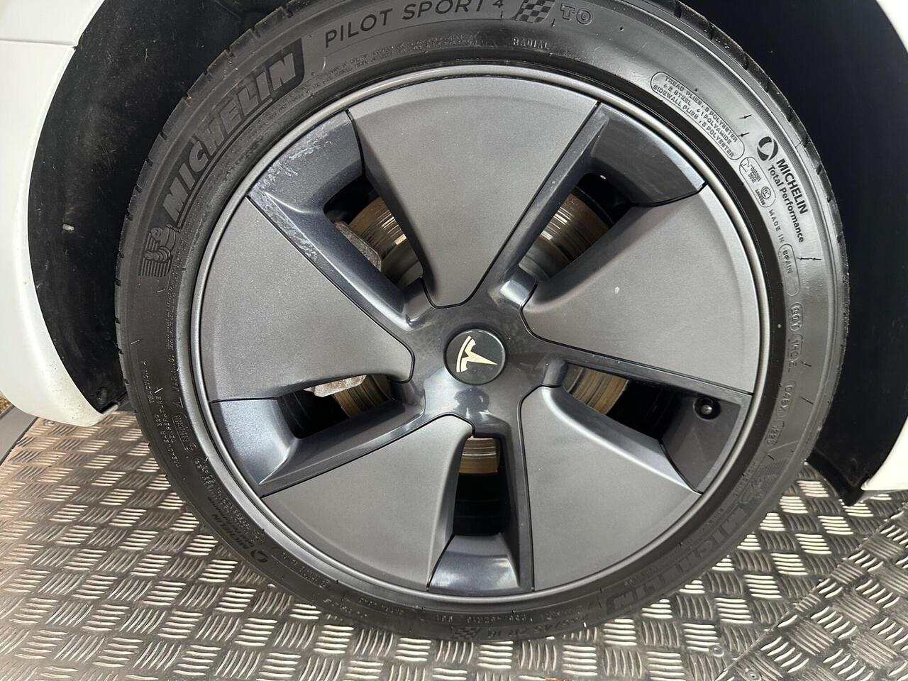 Tesla Model 3 AF72UXZ