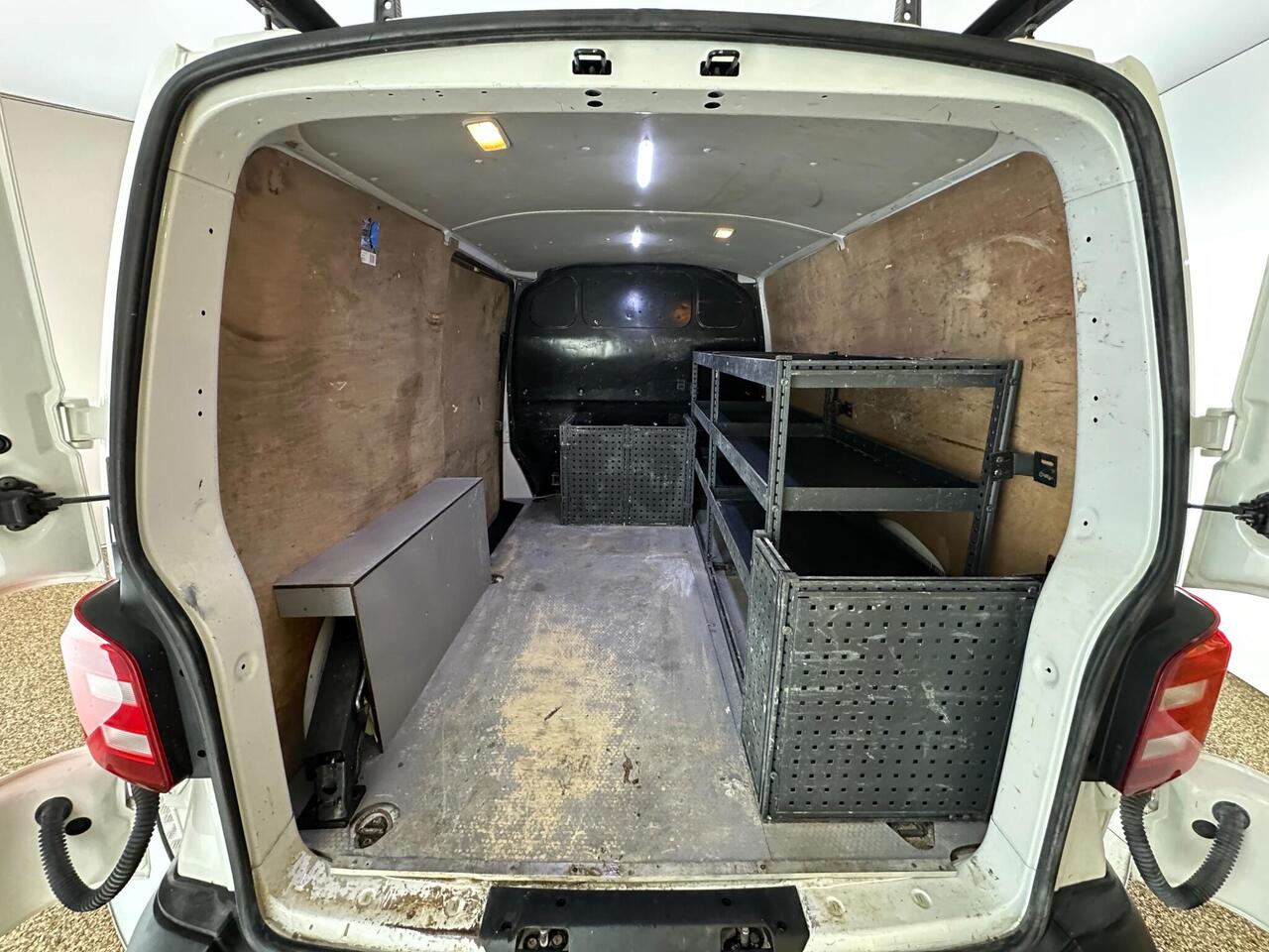Volkswagen Transporter YW68UCP