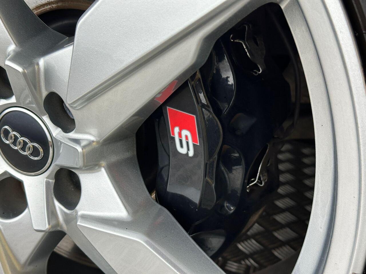 Audi SQ5 AE19UUX