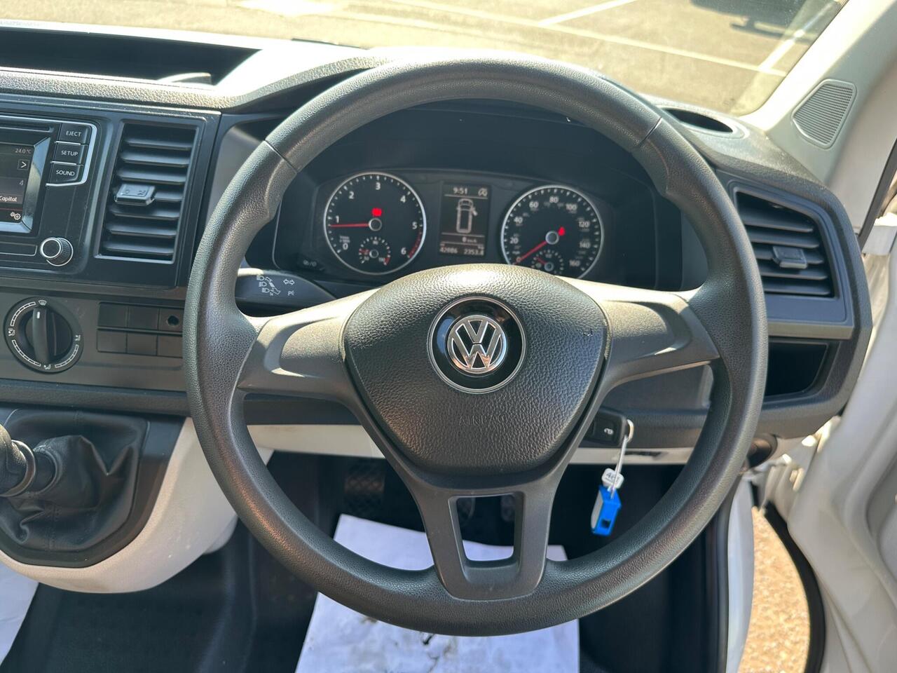 Volkswagen Transporter YW68XFL