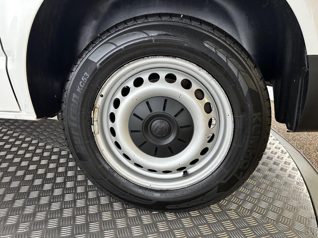 Volkswagen Transporter YW68UCP