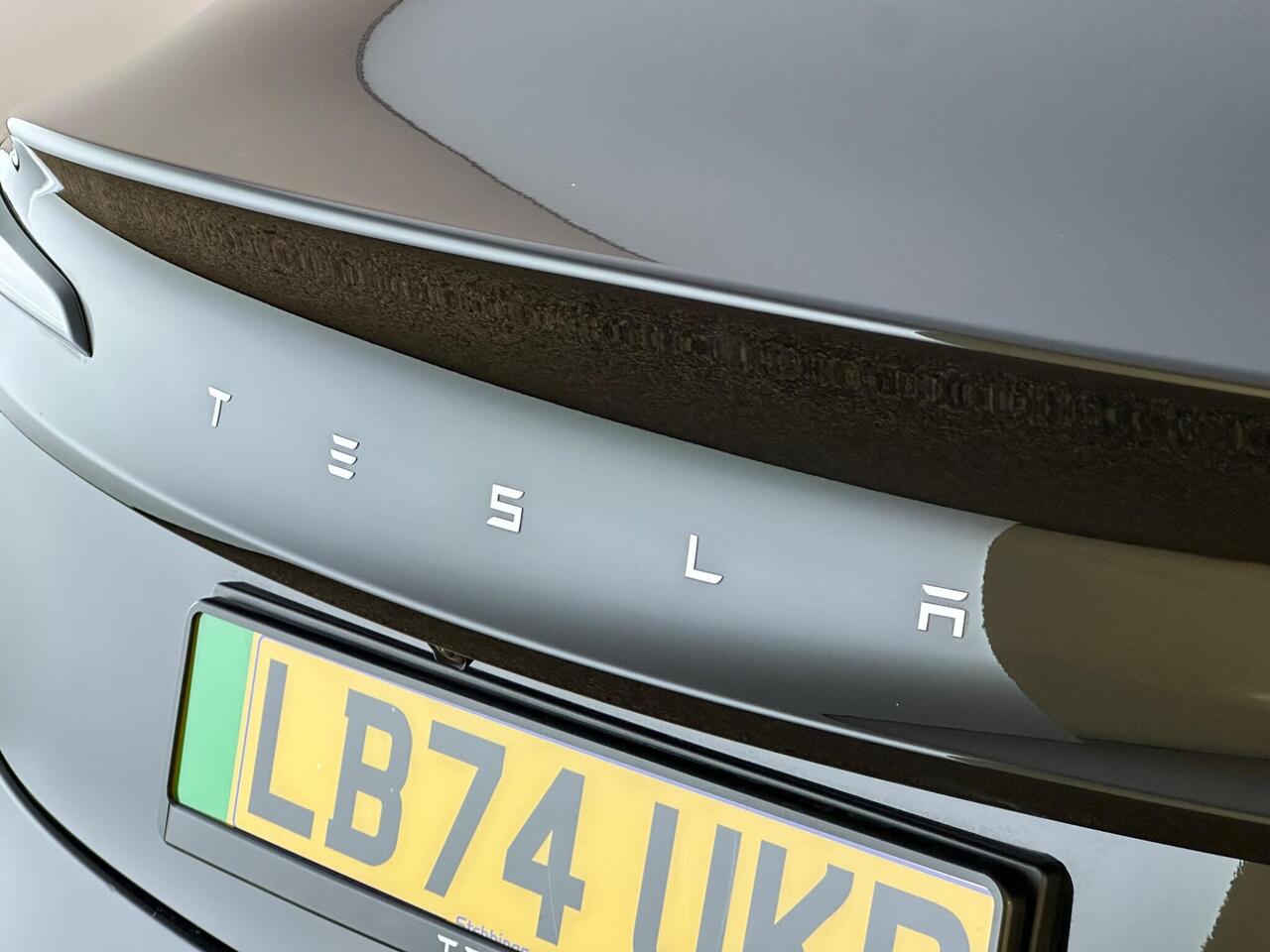 Tesla Model 3 LB74UKP