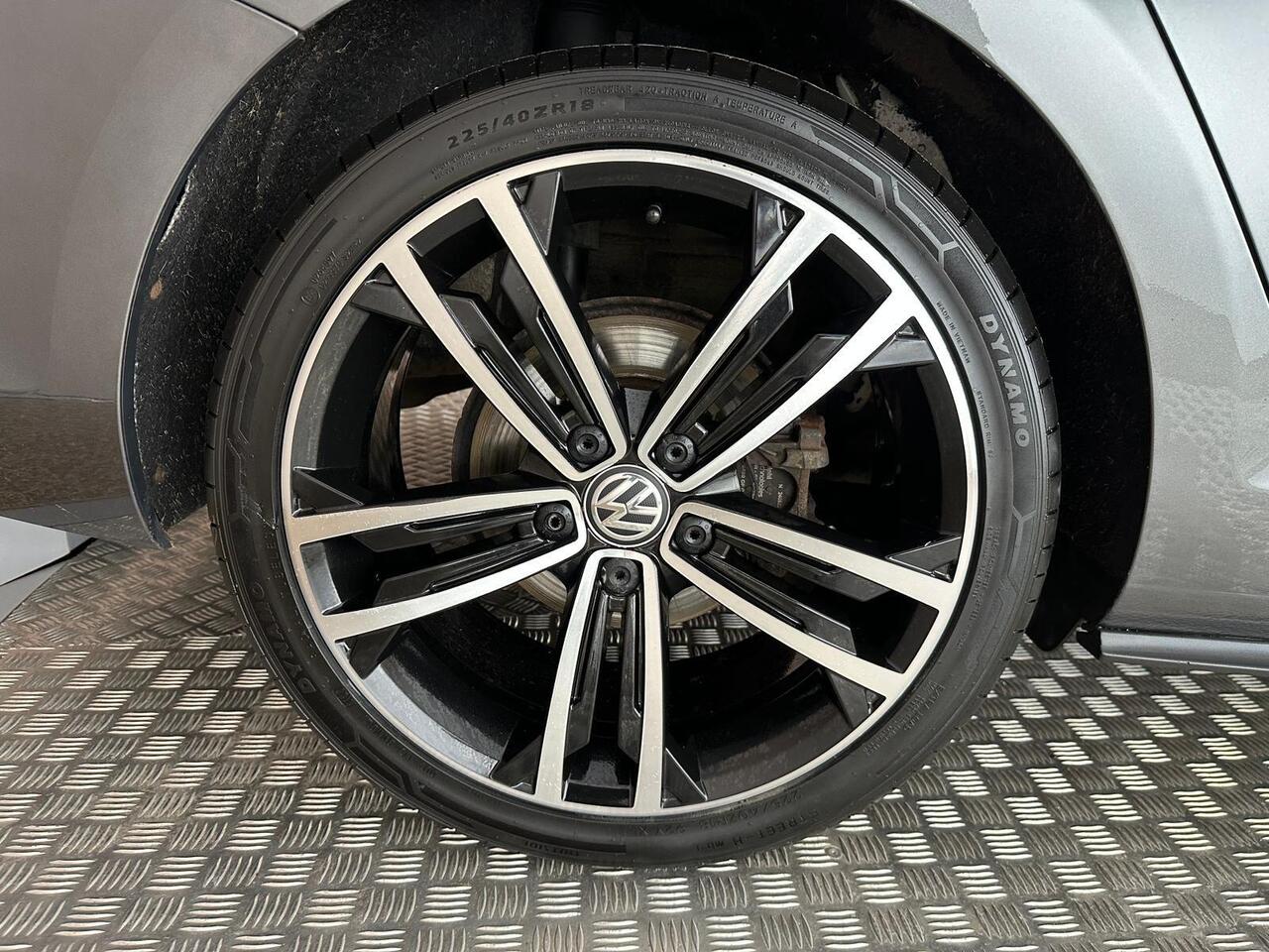 Volkswagen Golf YC68KGE