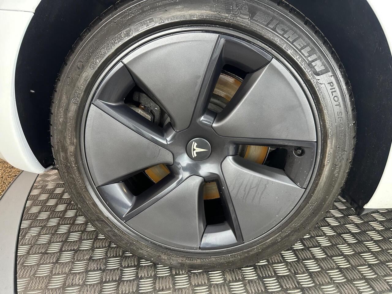 Tesla Model 3 AF72UUV