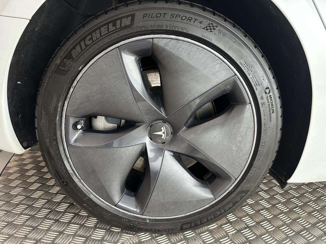 Tesla Model 3 AF72VRV