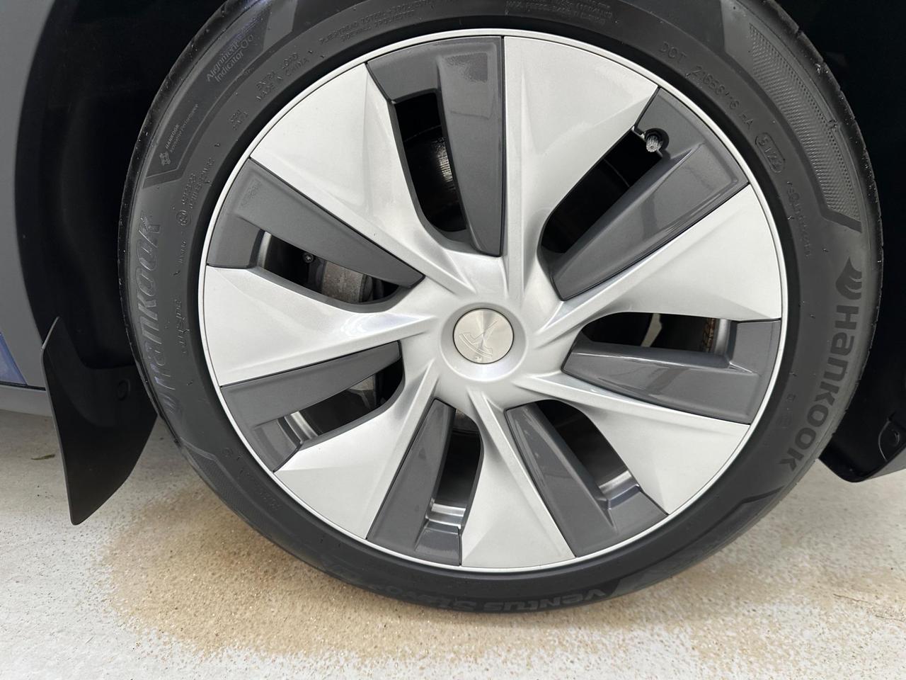 Tesla Model Y GJ23KMV