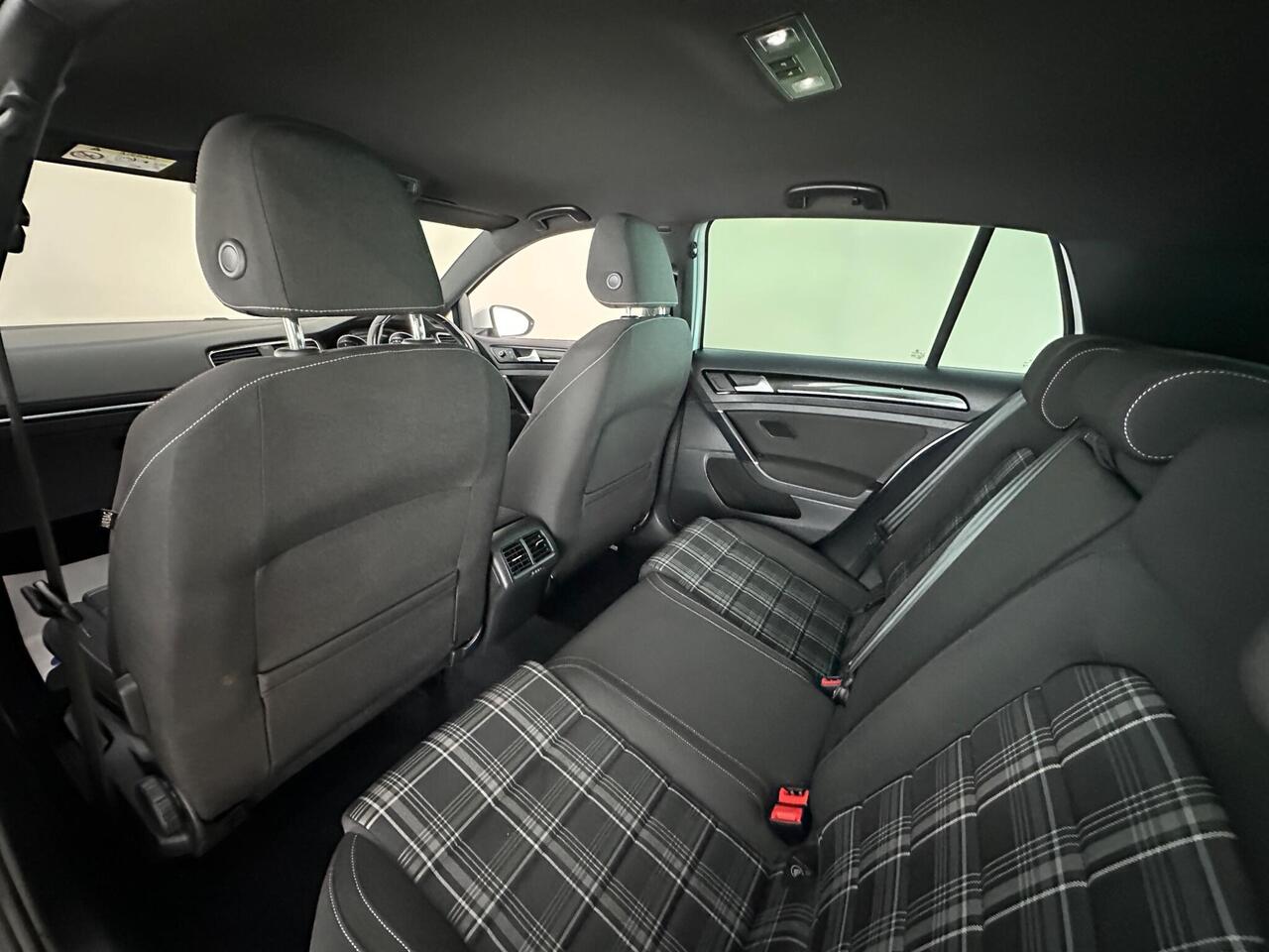 Volkswagen Golf DT66RVJ