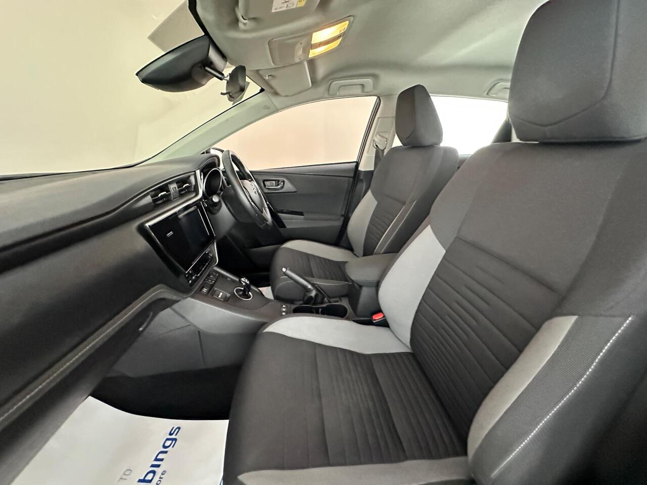 Toyota Auris LX17KXH